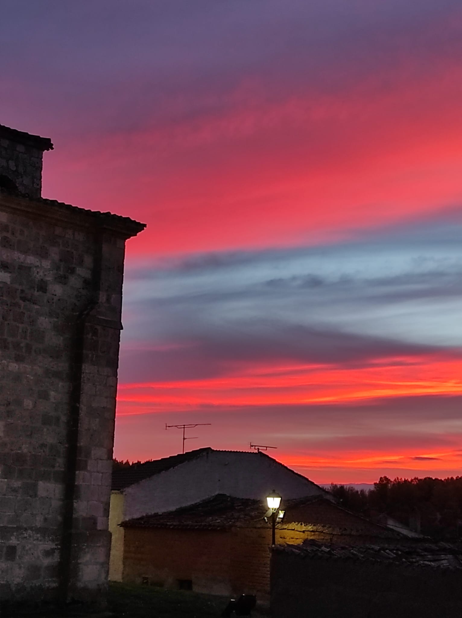 Pinceladas en el cielo, con la silueta de la iglesia.