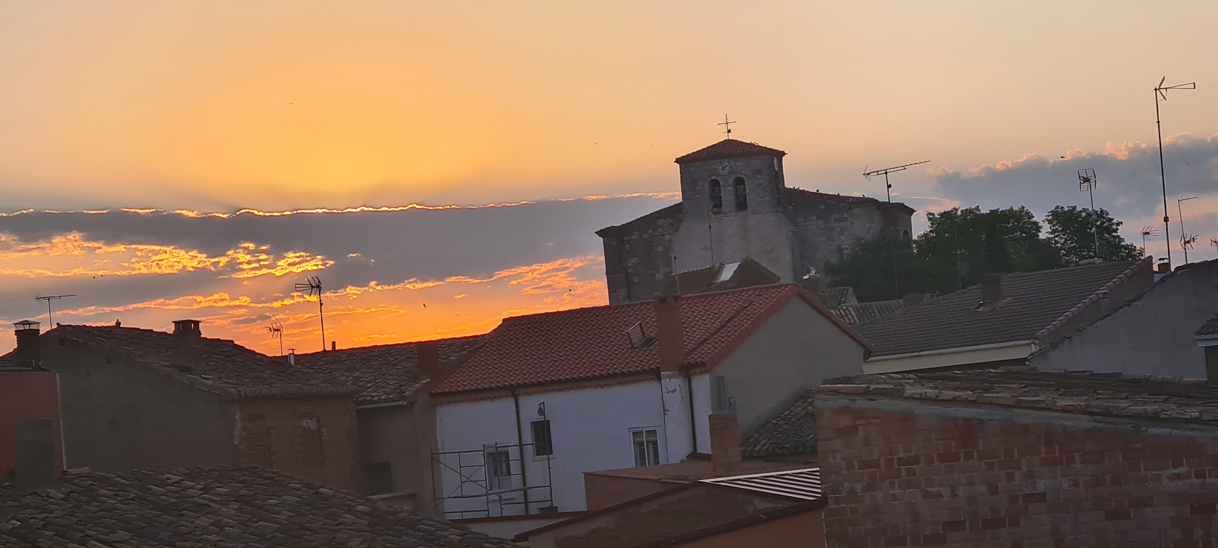 El sol se abre paso entre las nubes.