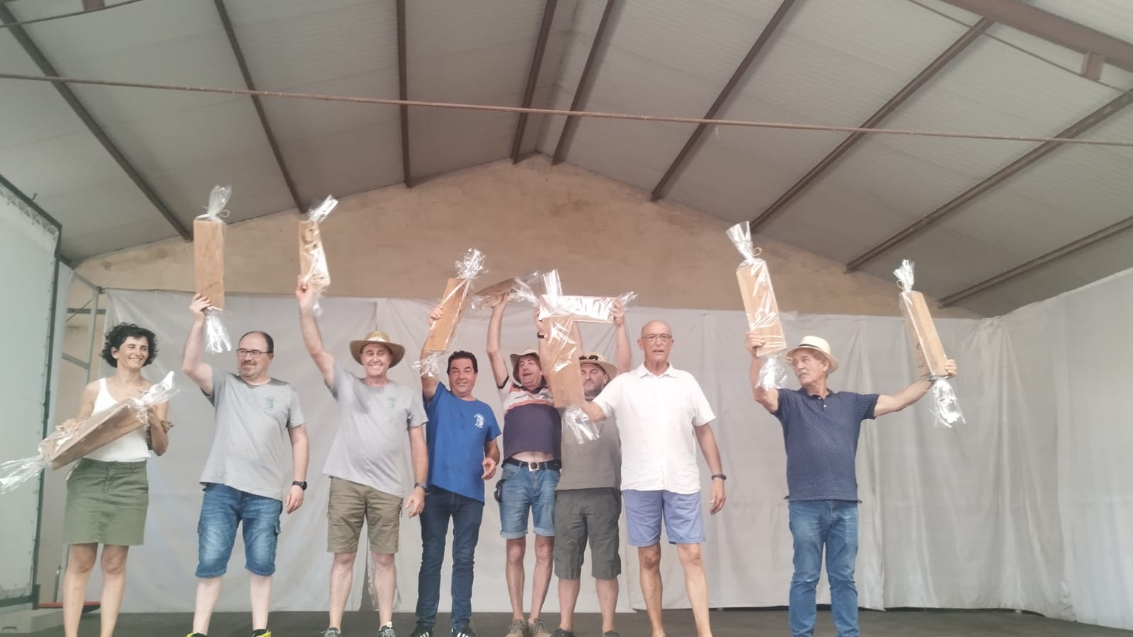 Los 'bodegueros', con sus premios en el Pabellón Municipal.
