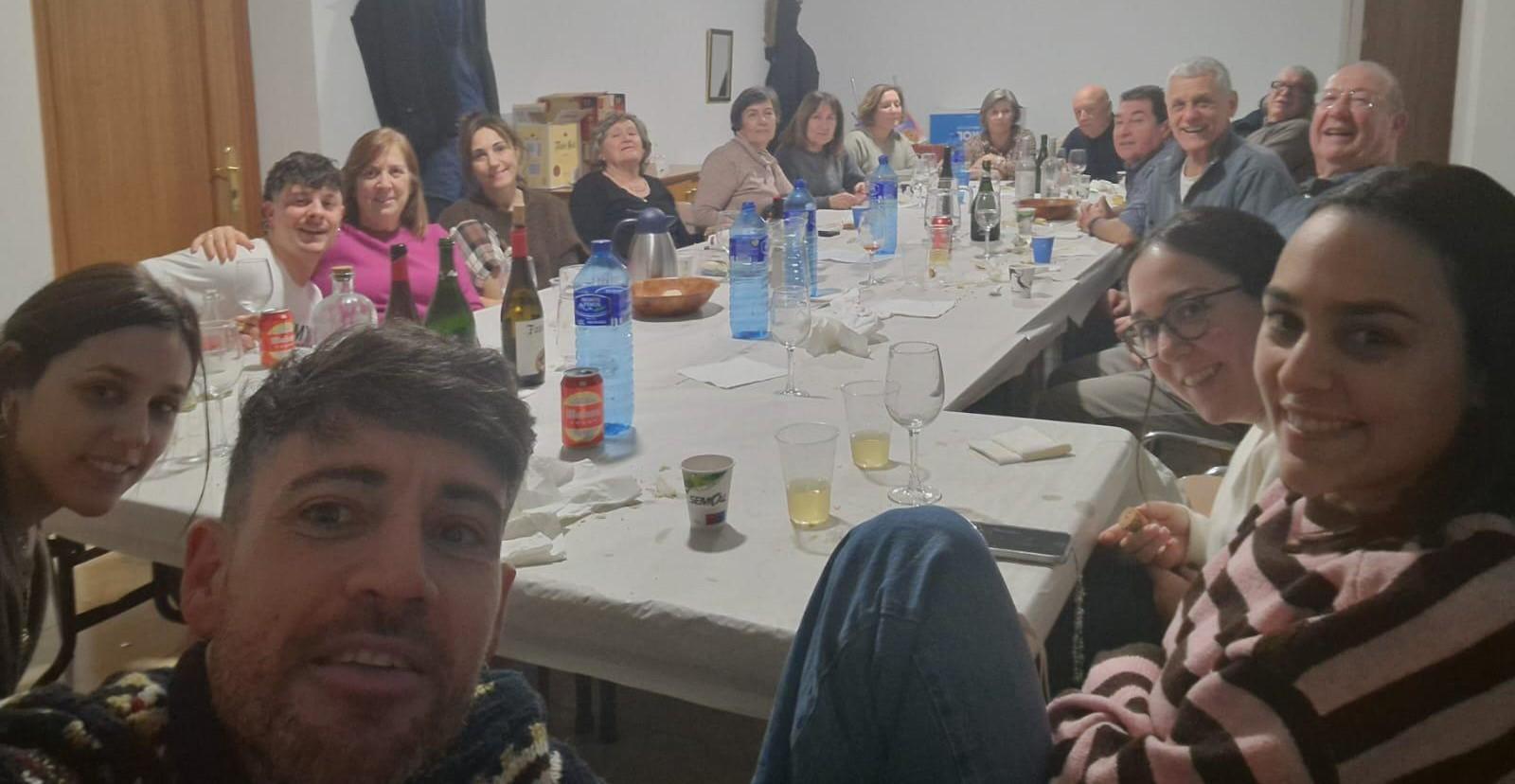 Todos al completo.