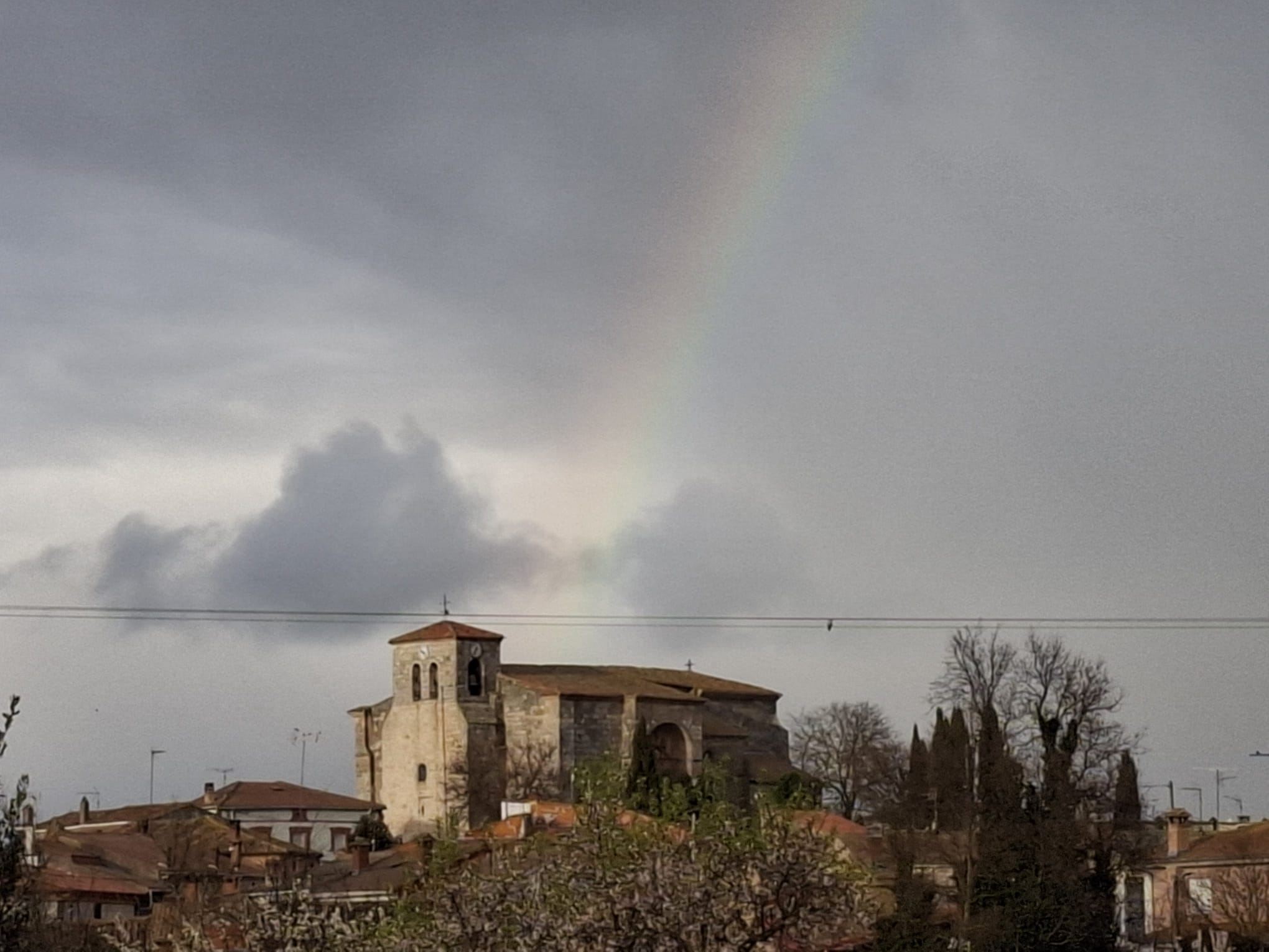 El arco iris ilumina la Iglesia en honor a Santa Eulalia.