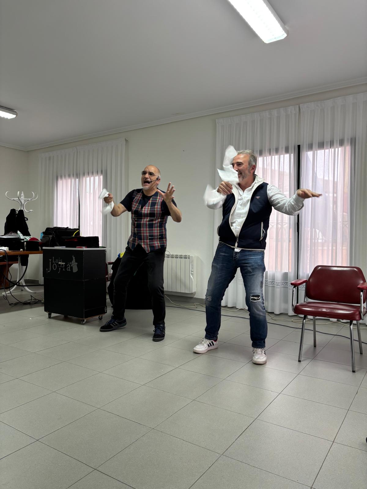 El mago Luis Joyra invitó a los vecinos a participar 1.