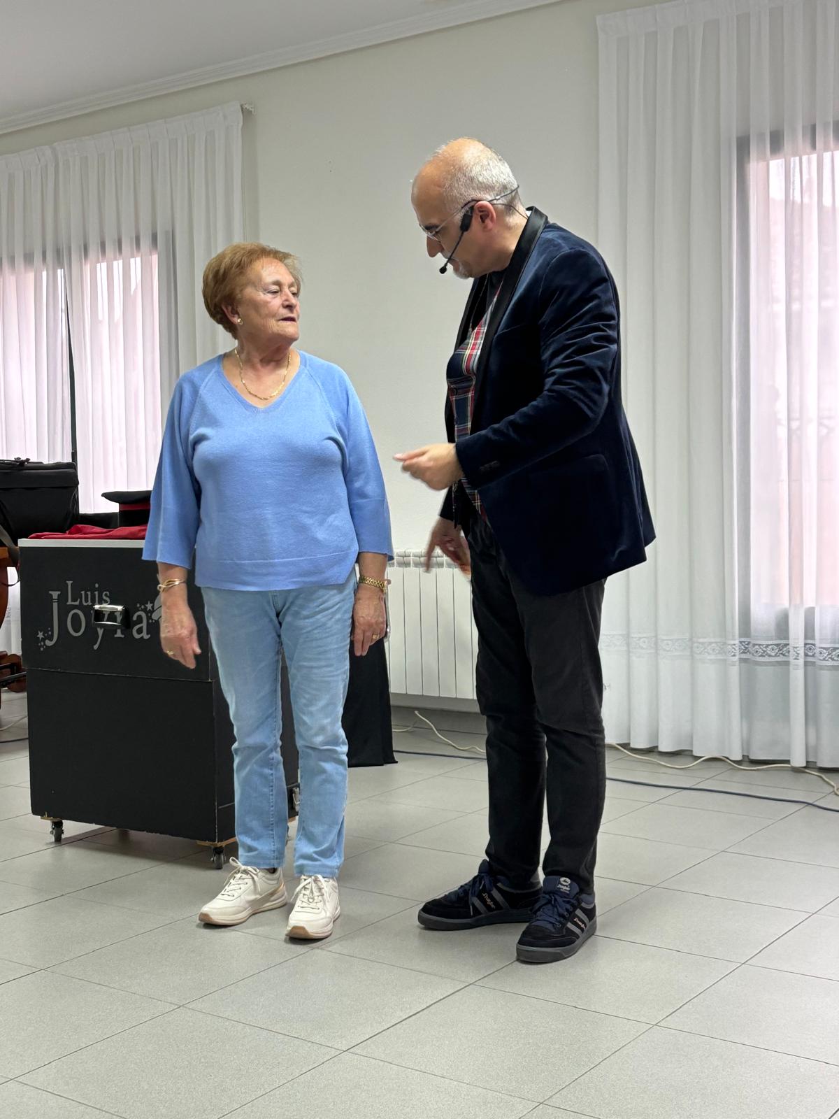 El mago Luis Joyra invitó a los vecinos a participar 4.