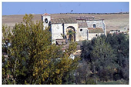 La iglesia, visible desde muchos puntos de la localidad.